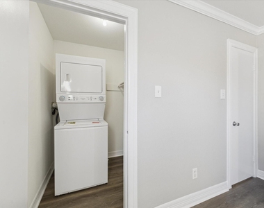 201 Emerson Street - Photo Thumbnail 9
