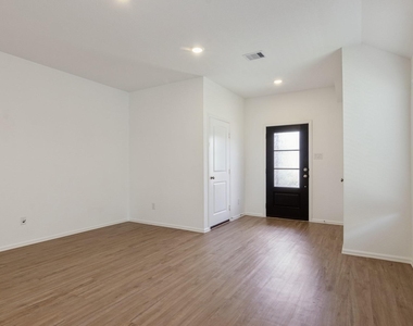 1950 Barrett Gables Drive - Photo Thumbnail 3