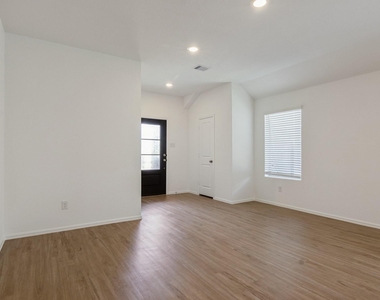1950 Barrett Gables Drive - Photo Thumbnail 4