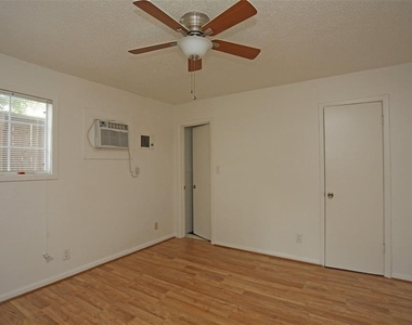 4921 Crawford Street - Photo Thumbnail 2