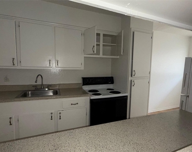 4921 Crawford Street - Photo Thumbnail 4