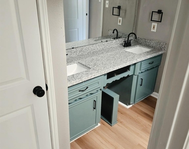 6215 Bankside Drive - Photo Thumbnail 11