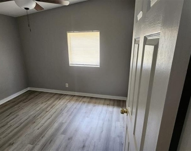 6026 Missouri Avenue - Photo Thumbnail 10