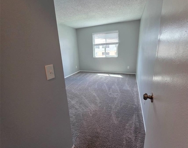 206 Thorn Tree Place - Photo Thumbnail 5