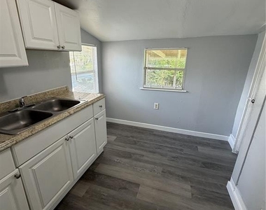 621 E Myrtle Street - Photo Thumbnail 2