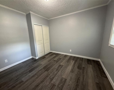 621 E Myrtle Street - Photo Thumbnail 5