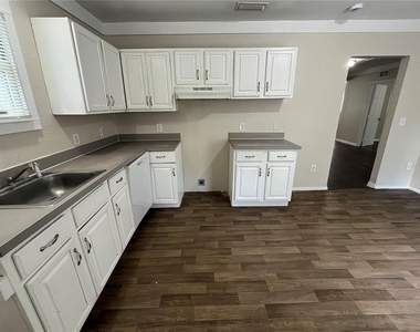 1103 Ne 9th Avenue - Photo Thumbnail 3