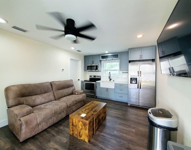 922 W Knollwood Street - Photo Thumbnail 4
