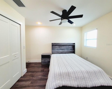 922 W Knollwood Street - Photo Thumbnail 11