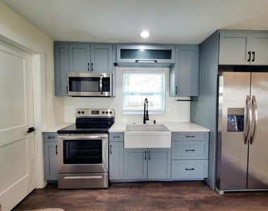 922 W Knollwood Street - Photo Thumbnail 7