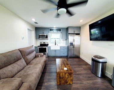 922 W Knollwood Street - Photo Thumbnail 5