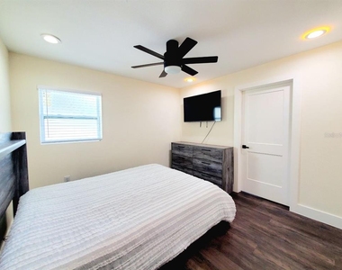 922 W Knollwood Street - Photo Thumbnail 9