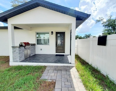 922 W Knollwood Street - Photo Thumbnail 1
