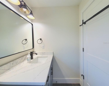 922 W Knollwood Street - Photo Thumbnail 12