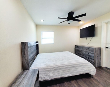922 W Knollwood Street - Photo Thumbnail 8