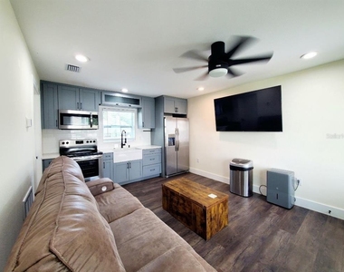 922 W Knollwood Street - Photo Thumbnail 6