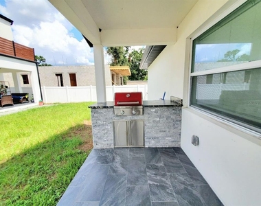 922 W Knollwood Street - Photo Thumbnail 3