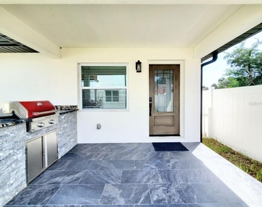 922 W Knollwood Street - Photo Thumbnail 2