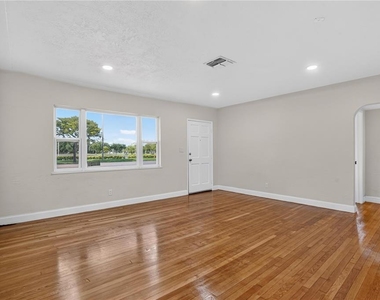 6946 5th Avenue N - Photo Thumbnail 4