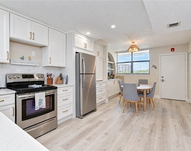 17580 Gulf Boulevard - Photo Thumbnail 12