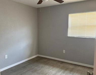 500 Las Palmas Circle - Photo Thumbnail 9