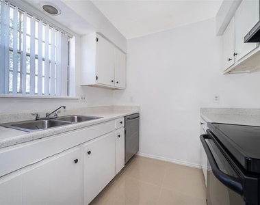 5317 Curry Ford Road - Photo Thumbnail 8