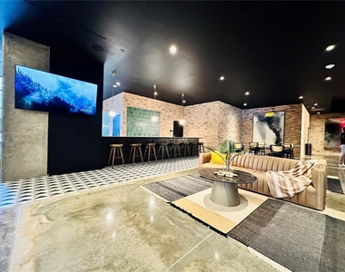 435 N Orange Avenue - Photo Thumbnail 4