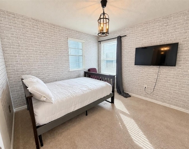 7328 Oakmoss Loop - Photo Thumbnail 20