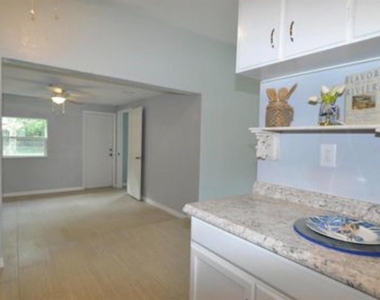 1332 Hillcrest Drive - Photo Thumbnail 9