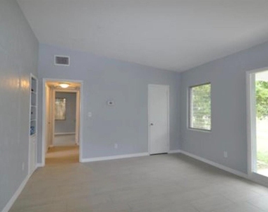 1332 Hillcrest Drive - Photo Thumbnail 3