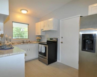 1332 Hillcrest Drive - Photo Thumbnail 6