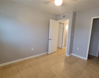 863 Sky Lake Circle - Photo Thumbnail 6