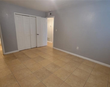 863 Sky Lake Circle - Photo Thumbnail 11