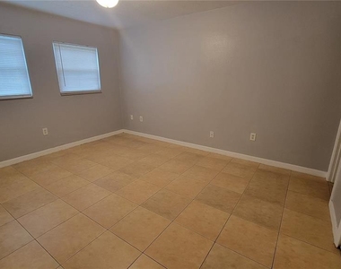 863 Sky Lake Circle - Photo Thumbnail 3
