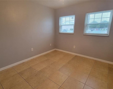 863 Sky Lake Circle - Photo Thumbnail 4