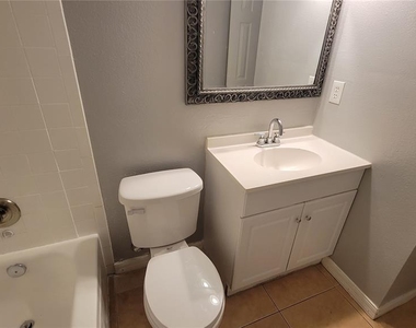 863 Sky Lake Circle - Photo Thumbnail 12