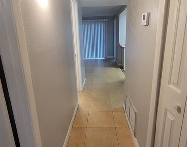 863 Sky Lake Circle - Photo Thumbnail 7