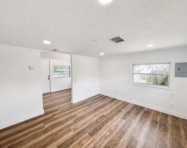 2310 S Shine Avenue - Photo Thumbnail 10