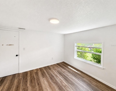 2310 S Shine Avenue - Photo Thumbnail 5