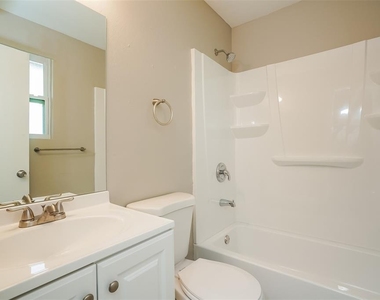 1206 Ne 5th Place - Photo Thumbnail 9