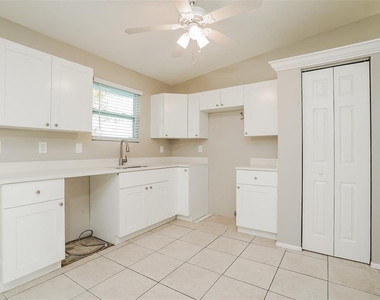 1206 Ne 5th Place - Photo Thumbnail 4