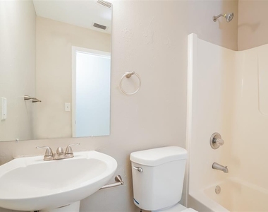 1206 Ne 5th Place - Photo Thumbnail 12