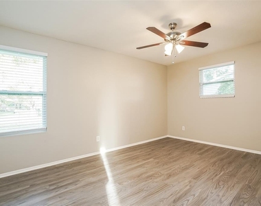 1206 Ne 5th Place - Photo Thumbnail 8