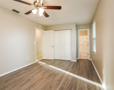 1206 Ne 5th Place - Photo Thumbnail 7
