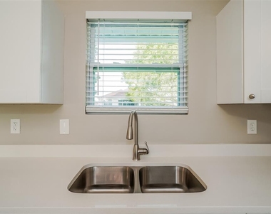 1206 Ne 5th Place - Photo Thumbnail 6