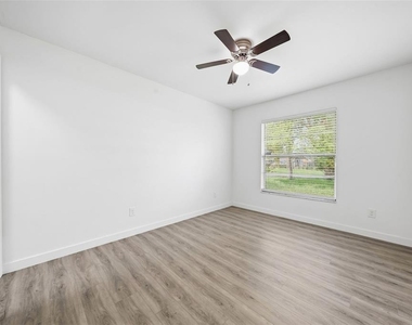 515 Floral Drive - Photo Thumbnail 19