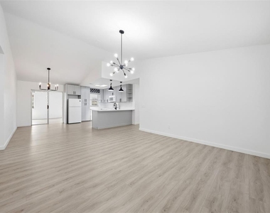 515 Floral Drive - Photo Thumbnail 3