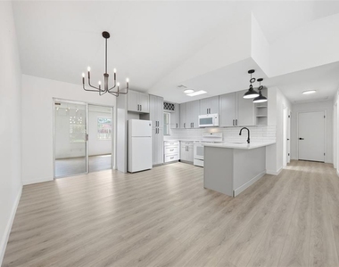 515 Floral Drive - Photo Thumbnail 5