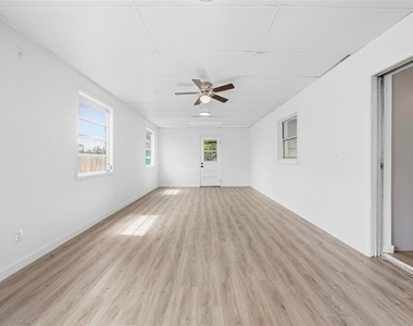 515 Floral Drive - Photo Thumbnail 22