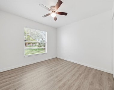 515 Floral Drive - Photo Thumbnail 20